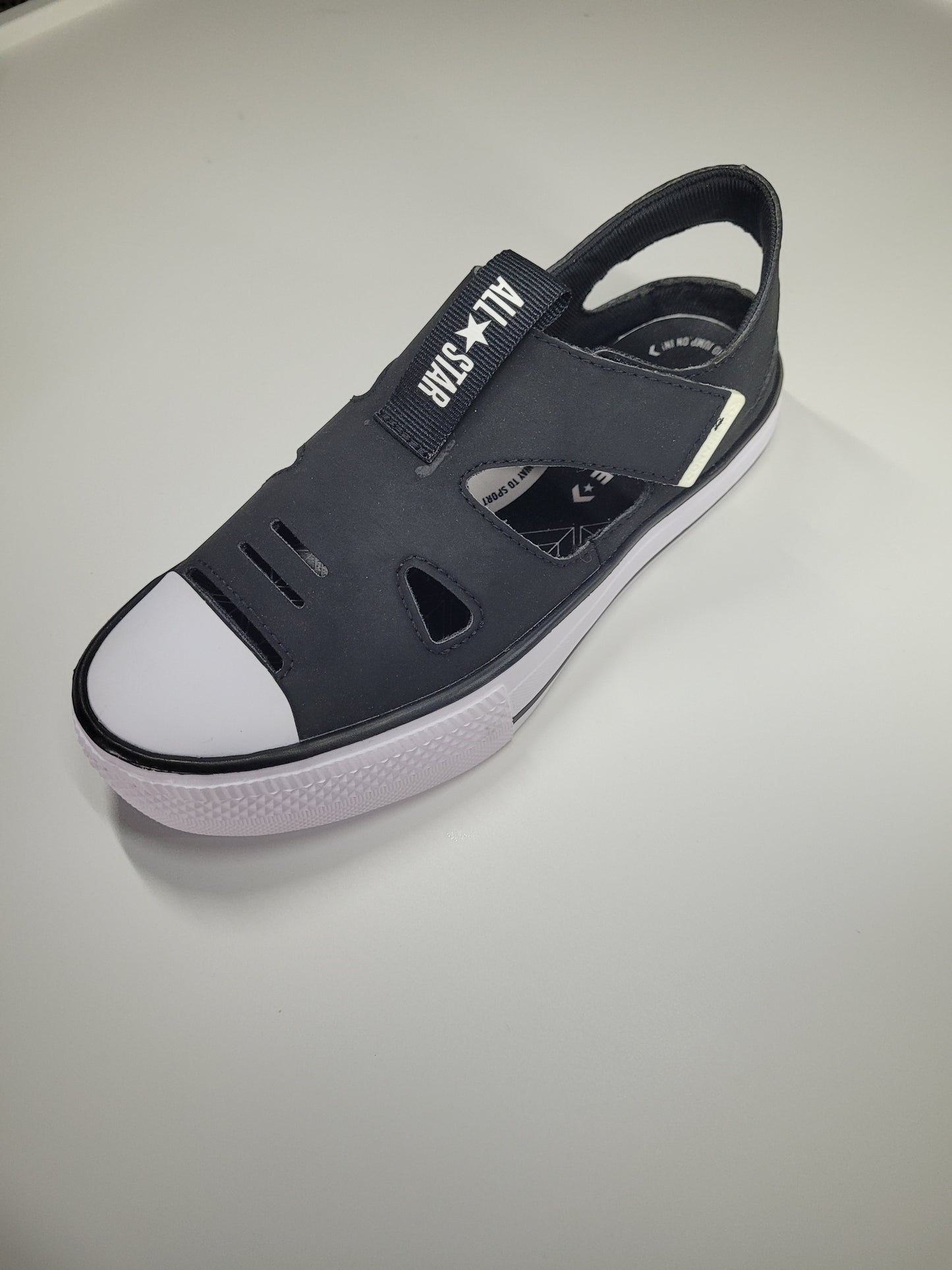 Converse Chuck Taylor Sandals – Kids Size 2.5Y – Black & White – New